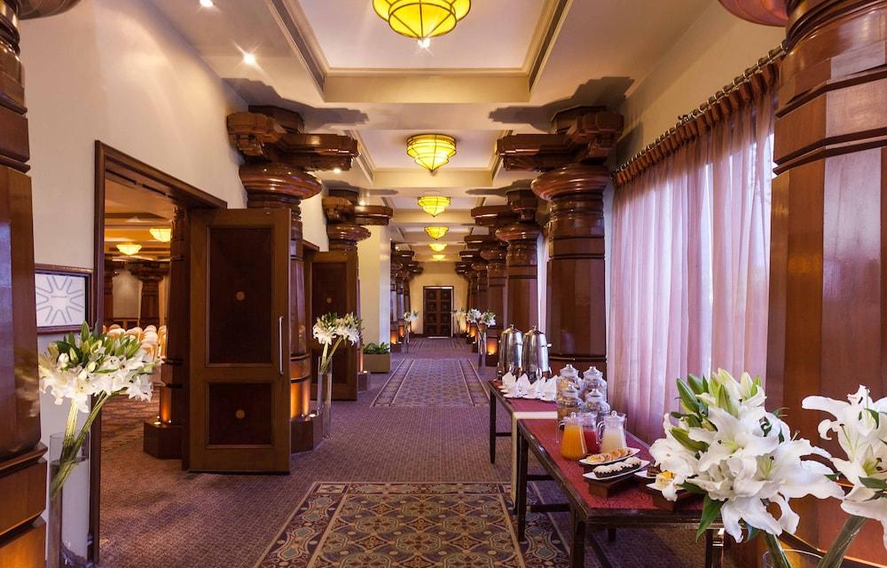 Taj Mg Road Bengaluru Hotel Exterior photo